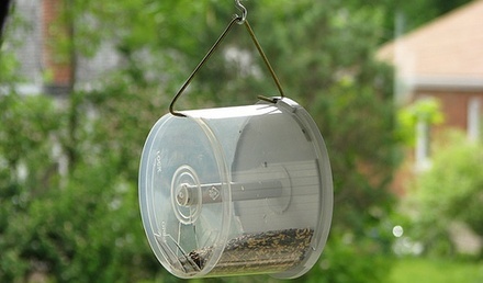 кормушка для птиц из коробки для дисков