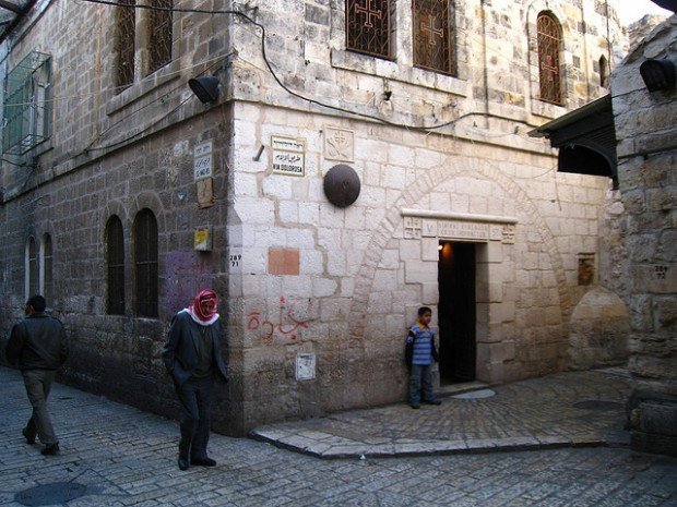 самые удивительные и оригинальные улицы мира... в Иерусалиме это Via Dolorosa в переводу Путь Скорби, по ней шел Христос к своему распятию.