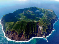 Аогасима это остров Японии, на котором находит вулкан с таким же названием высотой 423 метра