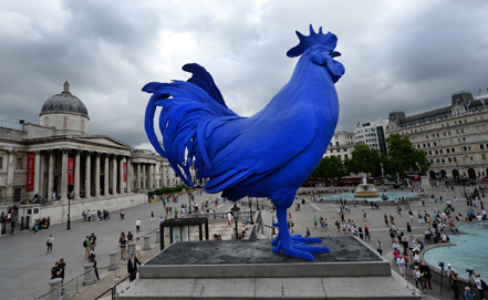 Что символизирует огромный синий петух на Трафальгарской площади в Лондоне?
